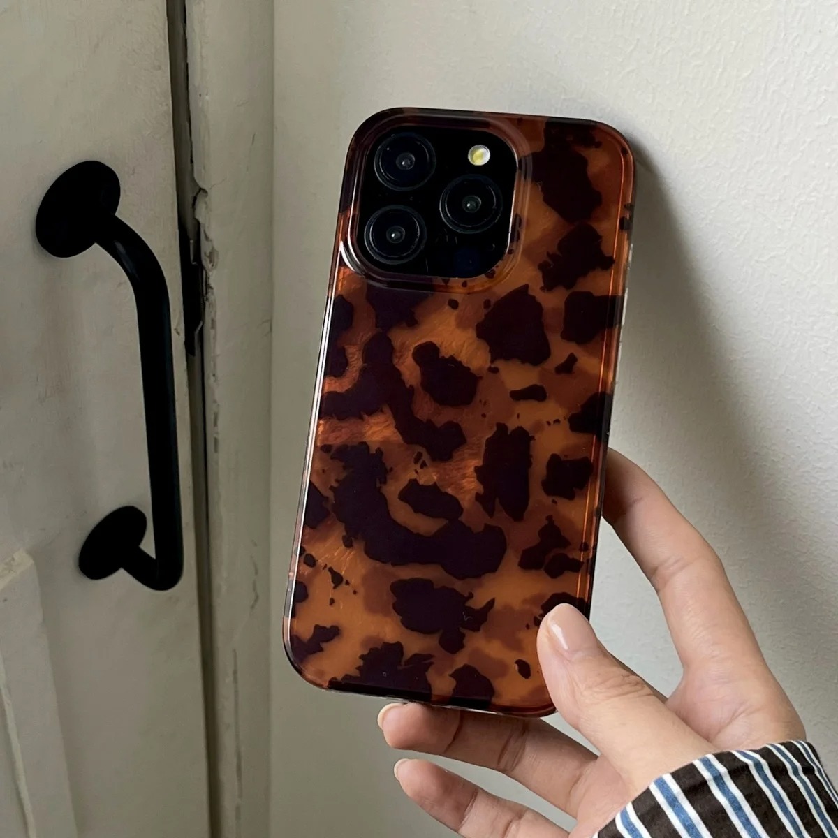 غطاء هاتف بتصميم كهرماني عتيق  - مراجعة Phone Cases Mous وسعره