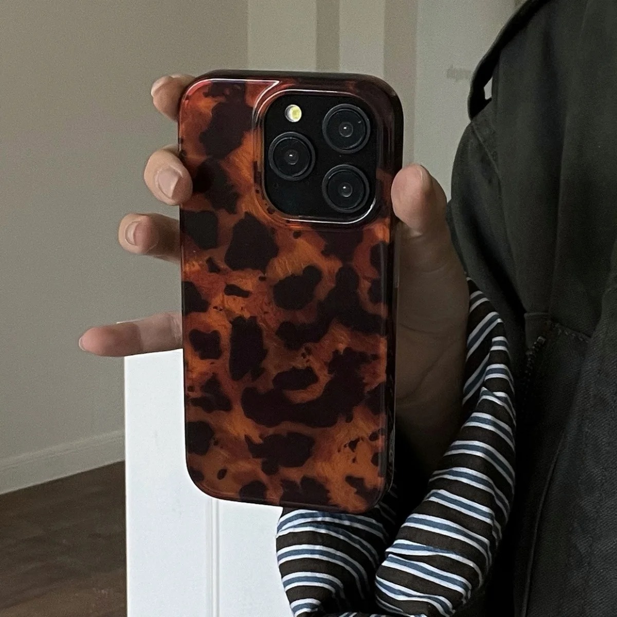 غطاء هاتف بتصميم كهرماني عتيق  - مراجعة Phone Cases Mous وسعره
